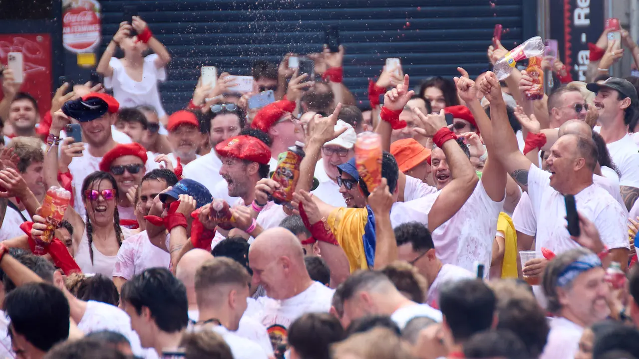 Miles de personas celebran el Chupinazo en la Plaza del Ayuntamiento de Pamplona, con el que se da inicio a las Fiestas de San Fermín 2025. IÑIGO ALZUGARAY