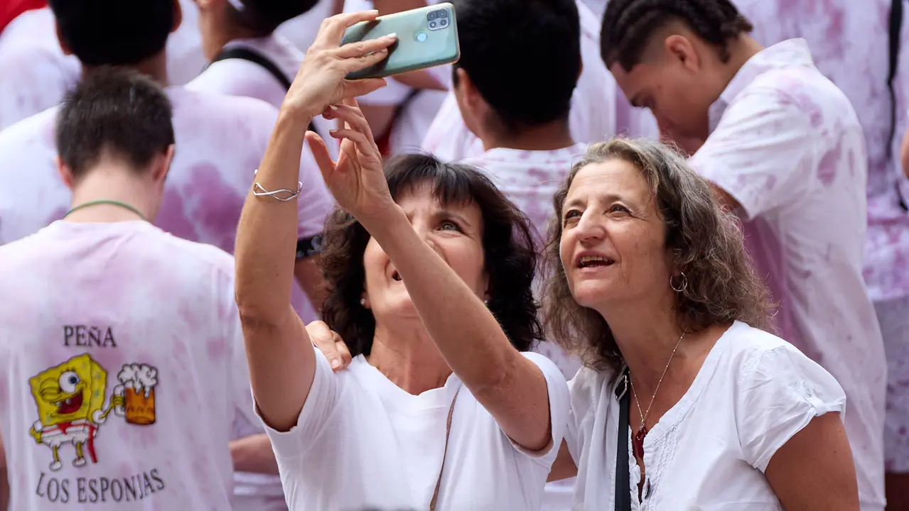 Miles de personas celebran el Chupinazo en la Plaza del Ayuntamiento de Pamplona, con el que se da inicio a las Fiestas de San Fermín 2025. IÑIGO ALZUGARAY