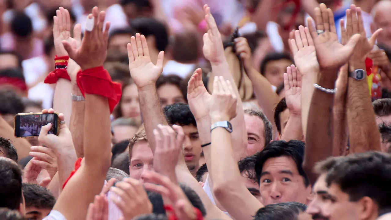 Miles de personas celebran el Chupinazo en la Plaza del Ayuntamiento de Pamplona, con el que se da inicio a las Fiestas de San Fermín 2025. IÑIGO ALZUGARAY