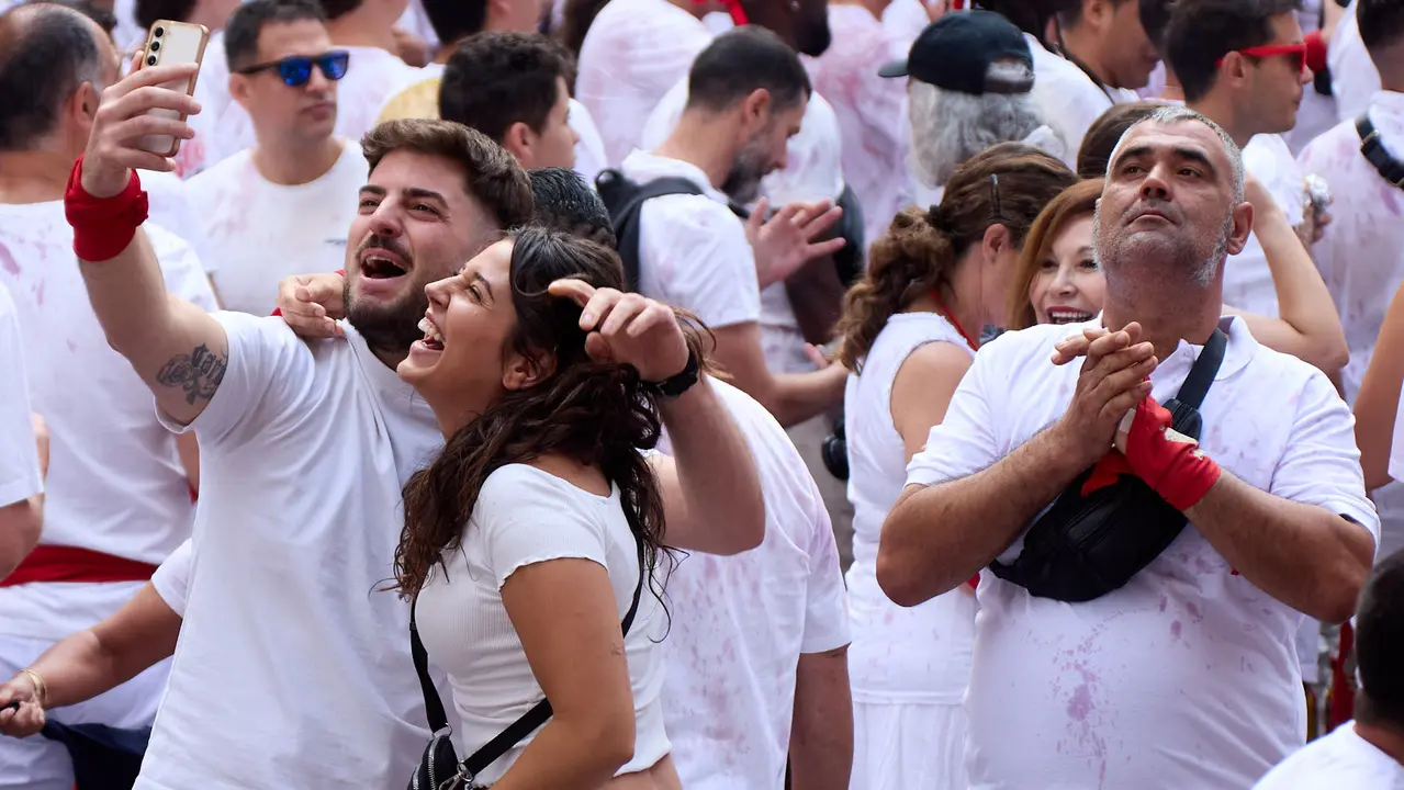 Miles de personas celebran el Chupinazo en la Plaza del Ayuntamiento de Pamplona, con el que se da inicio a las Fiestas de San Fermín 2025. IÑIGO ALZUGARAY