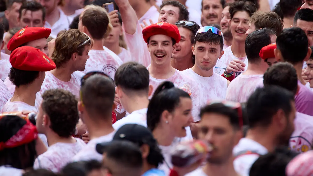 Miles de personas celebran el Chupinazo en la Plaza del Ayuntamiento de Pamplona, con el que se da inicio a las Fiestas de San Fermín 2025. IÑIGO ALZUGARAY