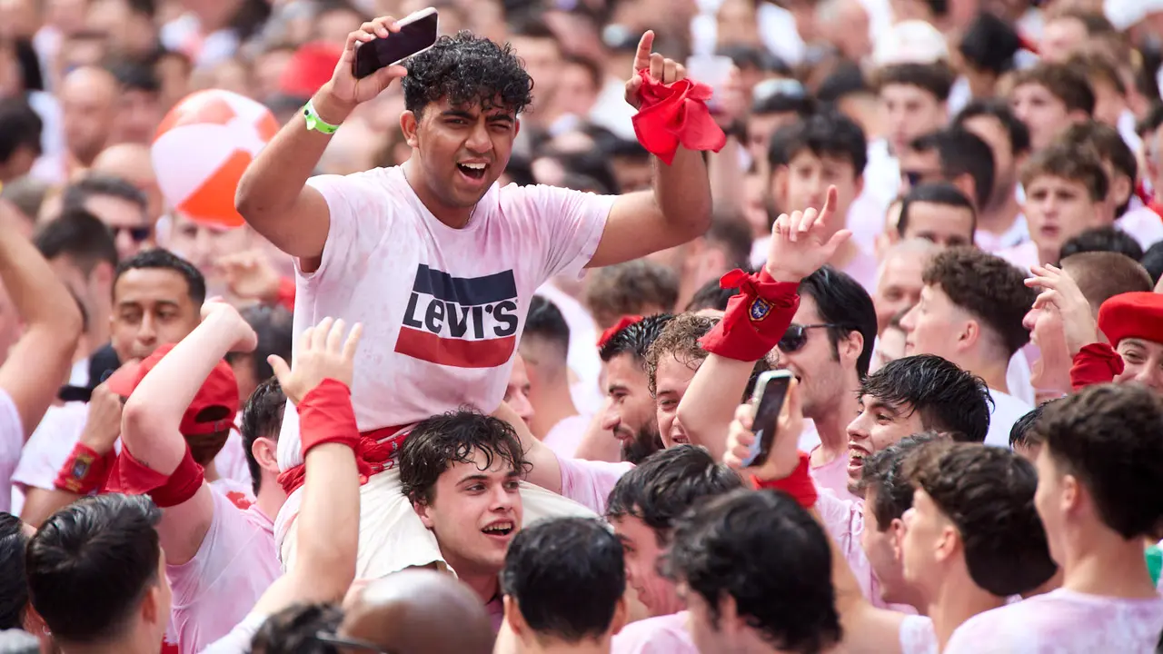 Miles de personas celebran el Chupinazo en la Plaza del Ayuntamiento de Pamplona, con el que se da inicio a las Fiestas de San Fermín 2025. IÑIGO ALZUGARAY