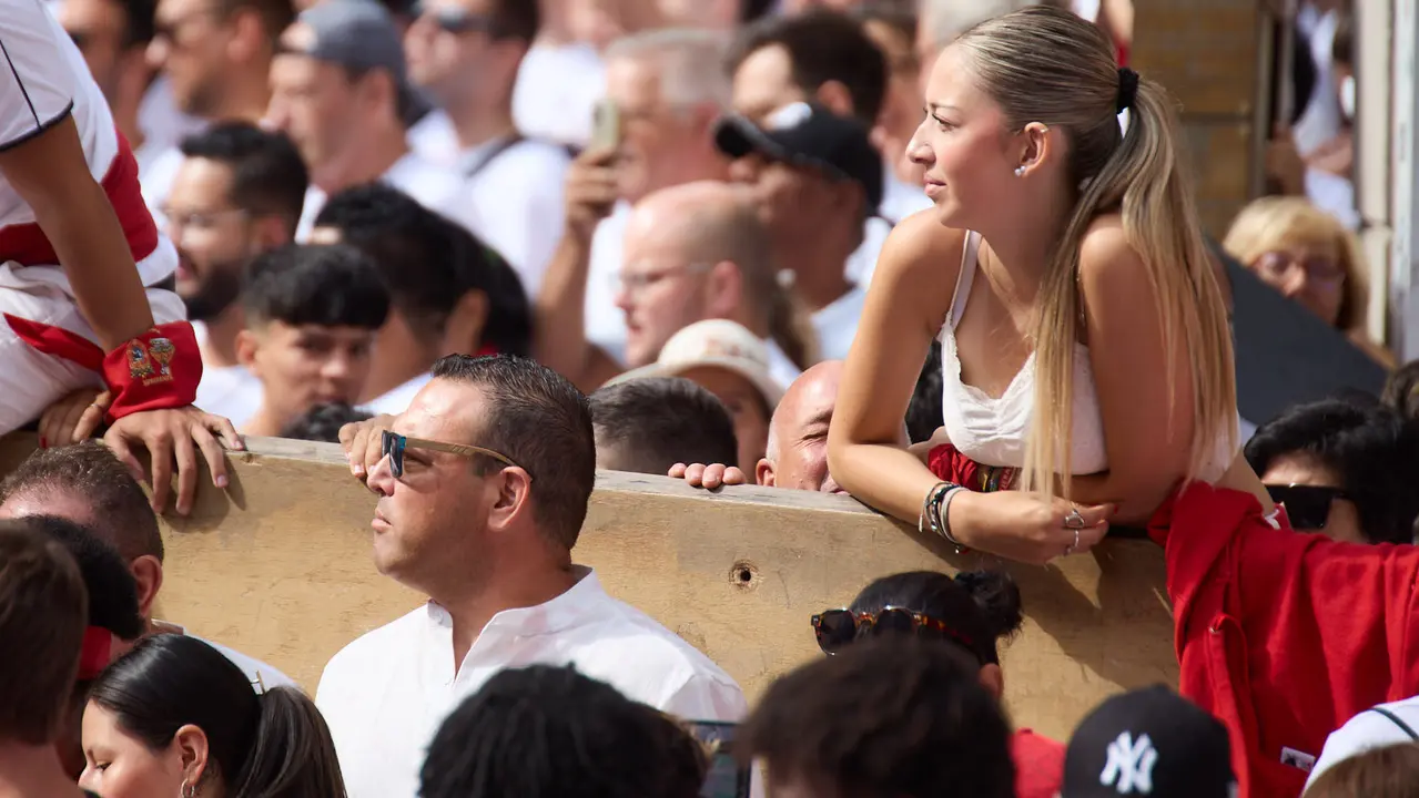 Miles de personas celebran el Chupinazo en la Plaza del Ayuntamiento de Pamplona, con el que se da inicio a las Fiestas de San Fermín 2025. IÑIGO ALZUGARAY
