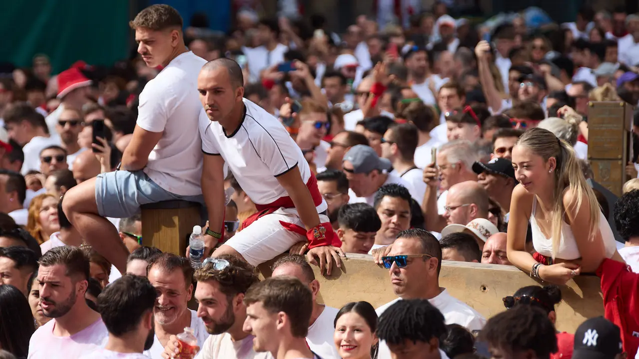 Miles de personas celebran el Chupinazo en la Plaza del Ayuntamiento de Pamplona, con el que se da inicio a las Fiestas de San Fermín 2025. IÑIGO ALZUGARAY