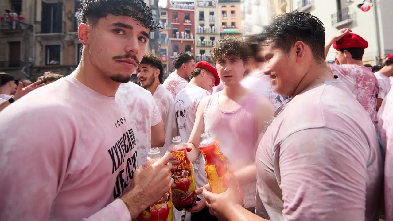 Miles de personas celebran el Chupinazo en la Plaza del Ayuntamiento de Pamplona, con el que se da inicio a las Fiestas de San Fermín 2025. IÑIGO ALZUGARAY