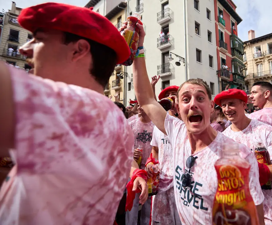 Miles de personas celebran el Chupinazo en la Plaza del Ayuntamiento de Pamplona, con el que se da inicio a las Fiestas de San Fermín 2025. IÑIGO ALZUGARAY
