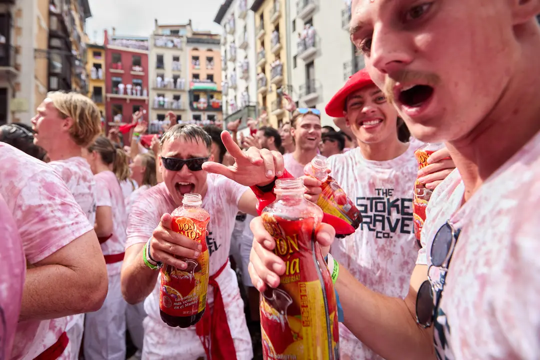 Miles de personas celebran el Chupinazo en la Plaza del Ayuntamiento de Pamplona, con el que se da inicio a las Fiestas de San Fermín 2025. IÑIGO ALZUGARAY