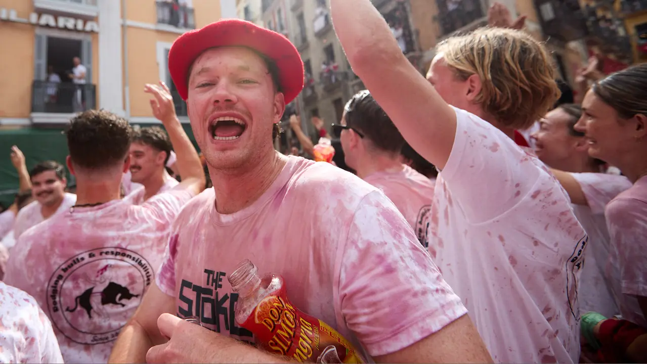 Miles de personas celebran el Chupinazo en la Plaza del Ayuntamiento de Pamplona, con el que se da inicio a las Fiestas de San Fermín 2025. IÑIGO ALZUGARAY