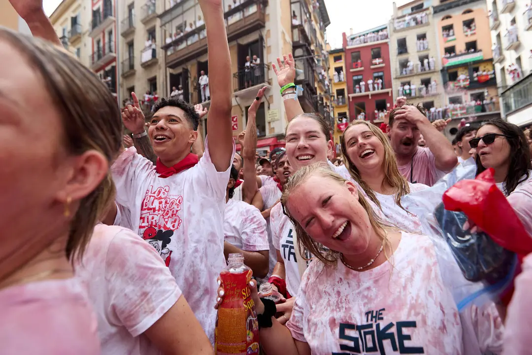 Miles de personas celebran el Chupinazo en la Plaza del Ayuntamiento de Pamplona, con el que se da inicio a las Fiestas de San Fermín 2025. IÑIGO ALZUGARAY