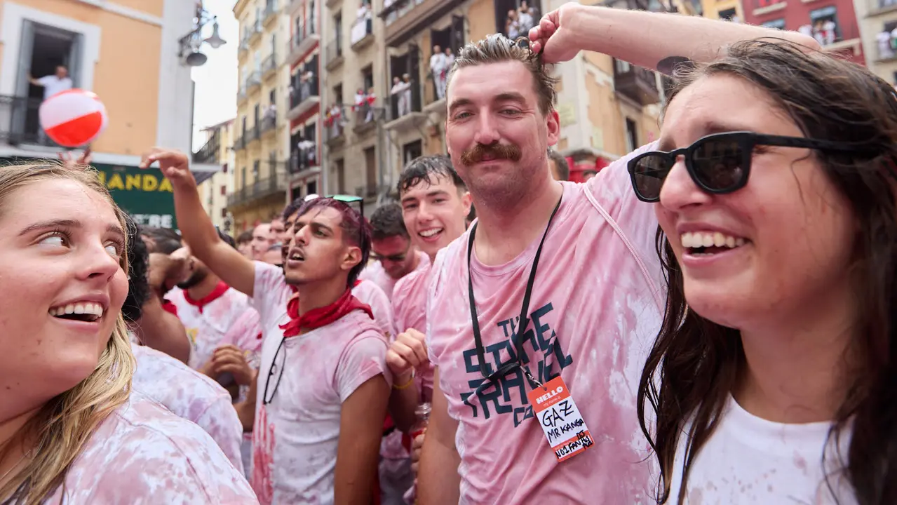 Miles de personas celebran el Chupinazo en la Plaza del Ayuntamiento de Pamplona, con el que se da inicio a las Fiestas de San Fermín 2025. IÑIGO ALZUGARAY