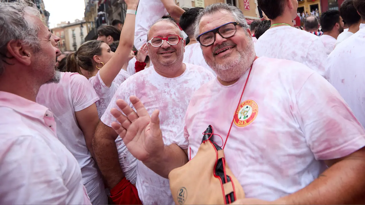 Miles de personas celebran el Chupinazo en la Plaza del Ayuntamiento de Pamplona, con el que se da inicio a las Fiestas de San Fermín 2025. IÑIGO ALZUGARAY
