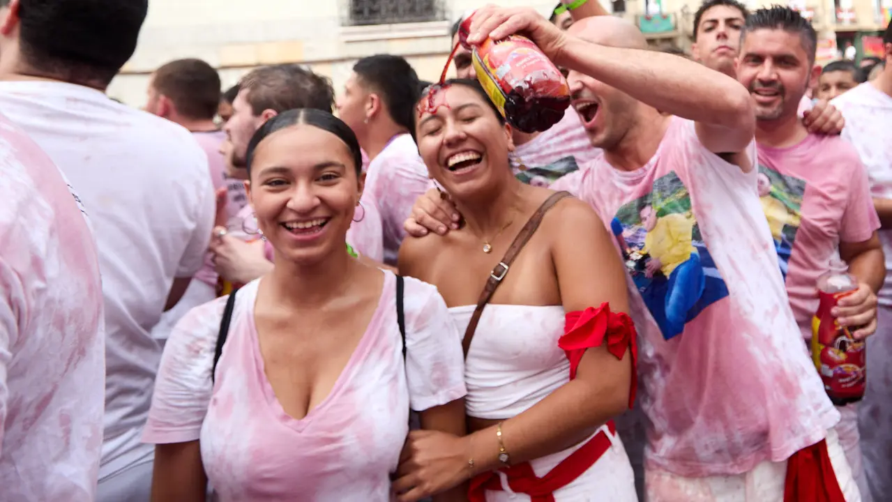 Miles de personas celebran el Chupinazo en la Plaza del Ayuntamiento de Pamplona, con el que se da inicio a las Fiestas de San Fermín 2025. IÑIGO ALZUGARAY