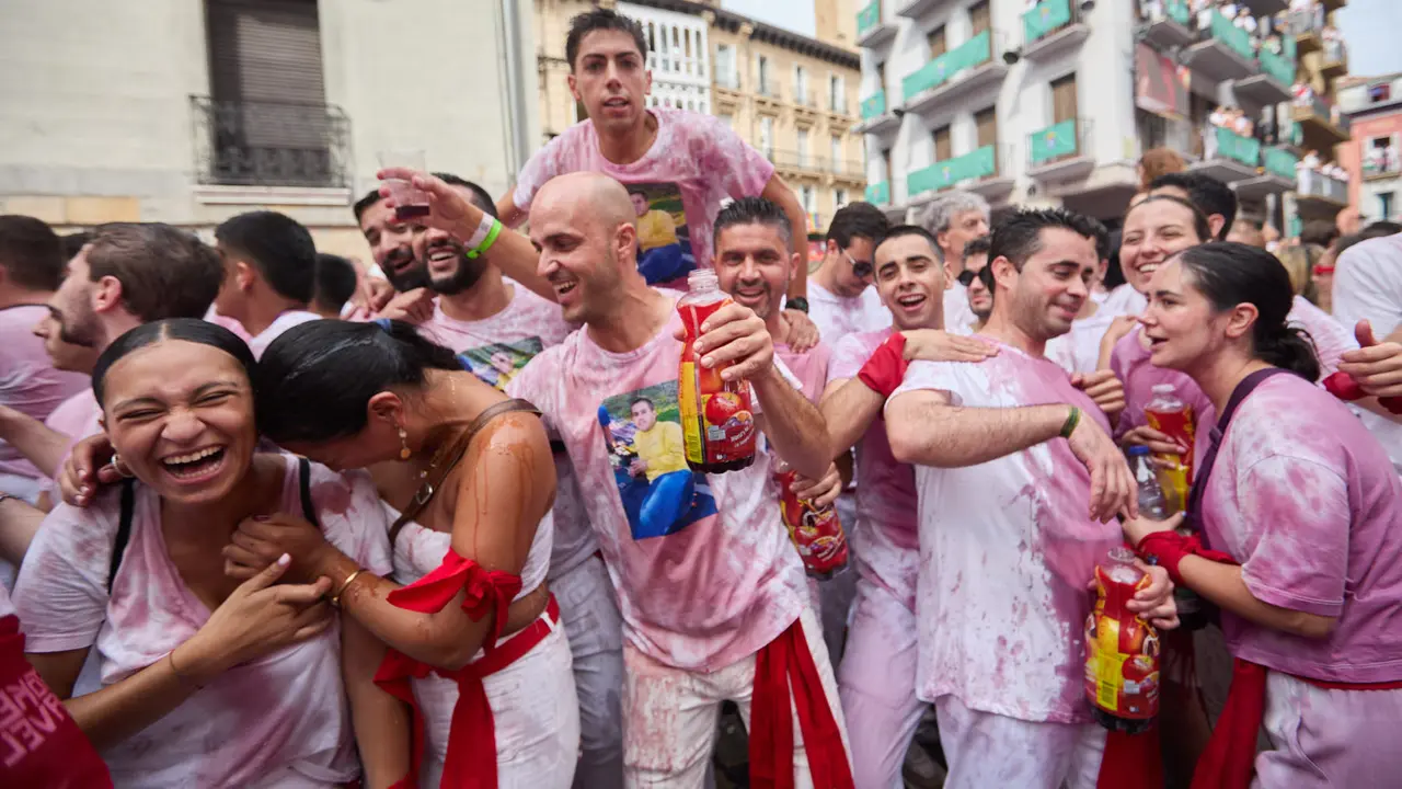 Miles de personas celebran el Chupinazo en la Plaza del Ayuntamiento de Pamplona, con el que se da inicio a las Fiestas de San Fermín 2025. IÑIGO ALZUGARAY