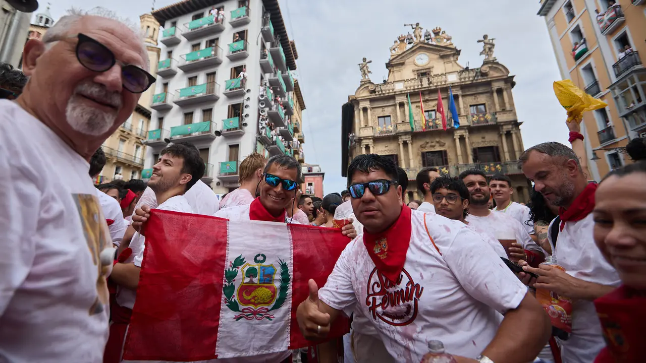 Miles de personas celebran el Chupinazo en la Plaza del Ayuntamiento de Pamplona, con el que se da inicio a las Fiestas de San Fermín 2025. IÑIGO ALZUGARAY