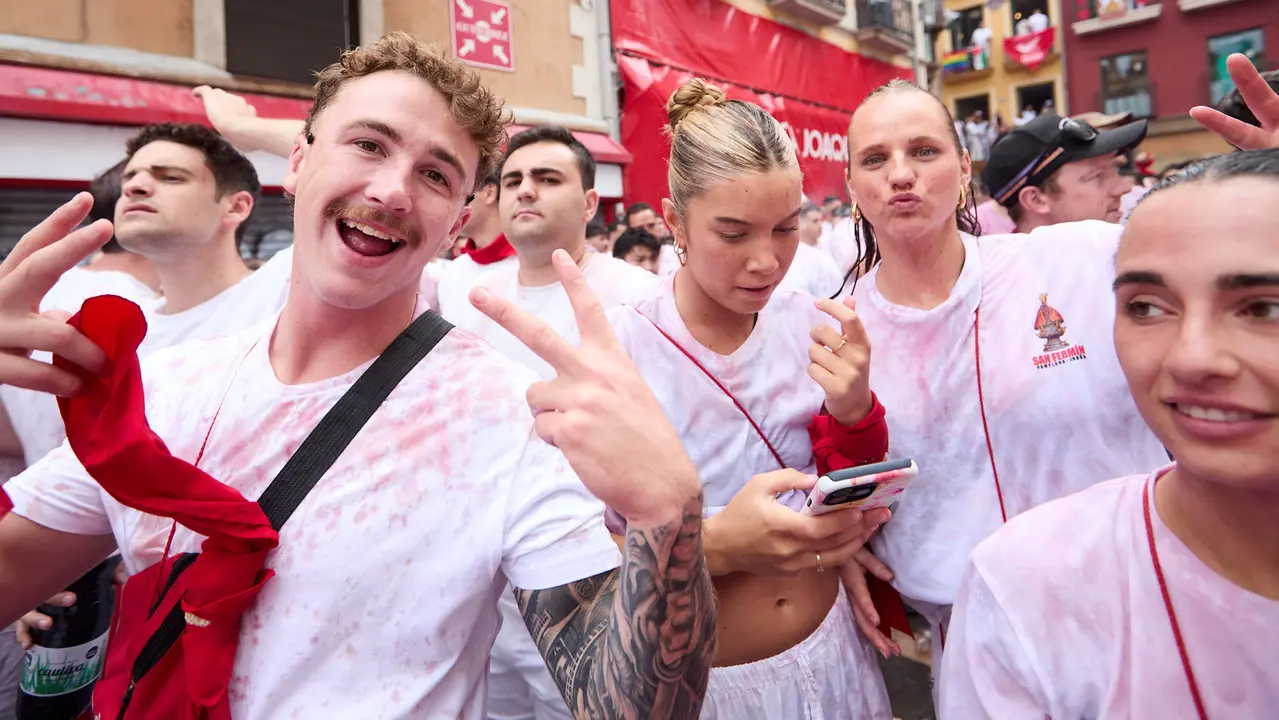 Miles de personas celebran el Chupinazo en la Plaza del Ayuntamiento de Pamplona, con el que se da inicio a las Fiestas de San Fermín 2025. IÑIGO ALZUGARAY