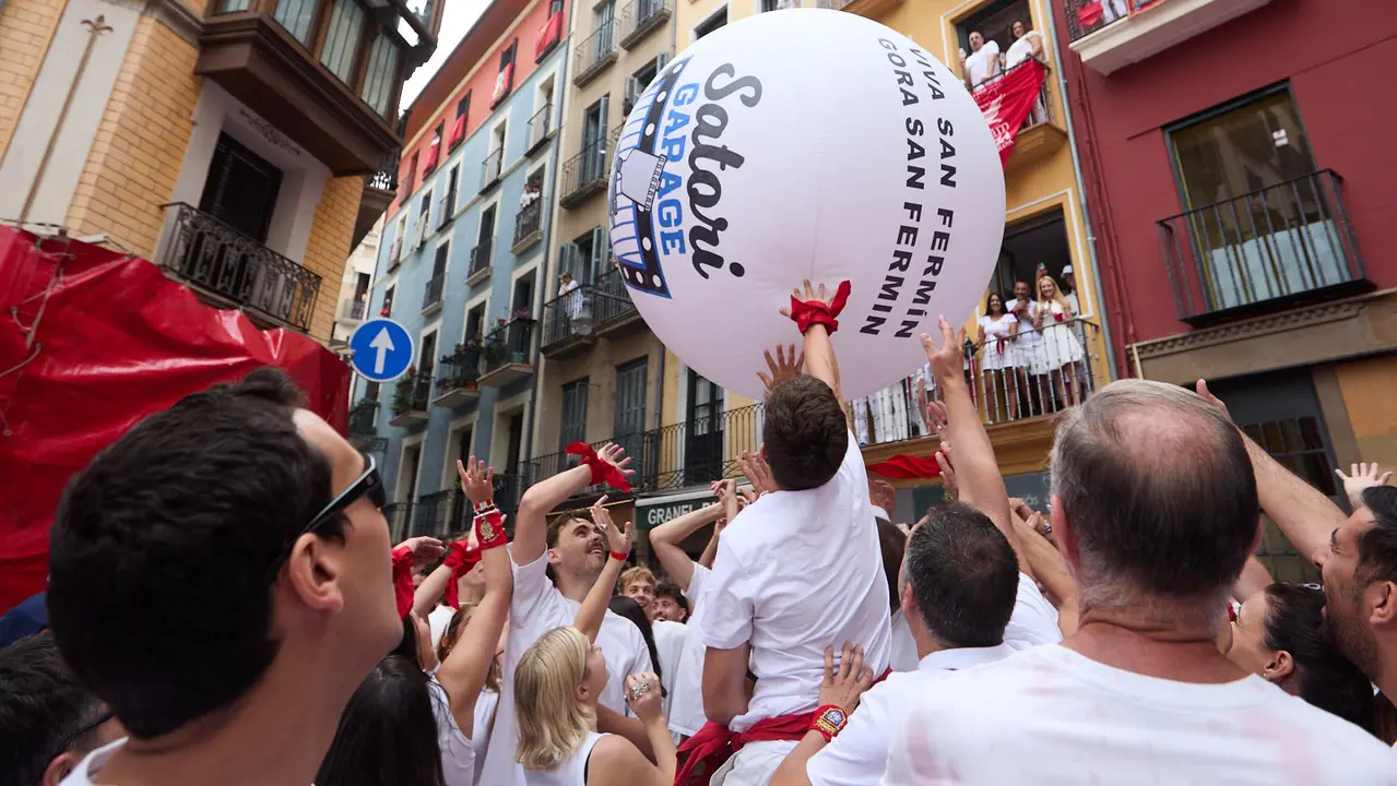 Miles de personas celebran el Chupinazo en la Plaza del Ayuntamiento de Pamplona, con el que se da inicio a las Fiestas de San Fermín 2025. IÑIGO ALZUGARAY