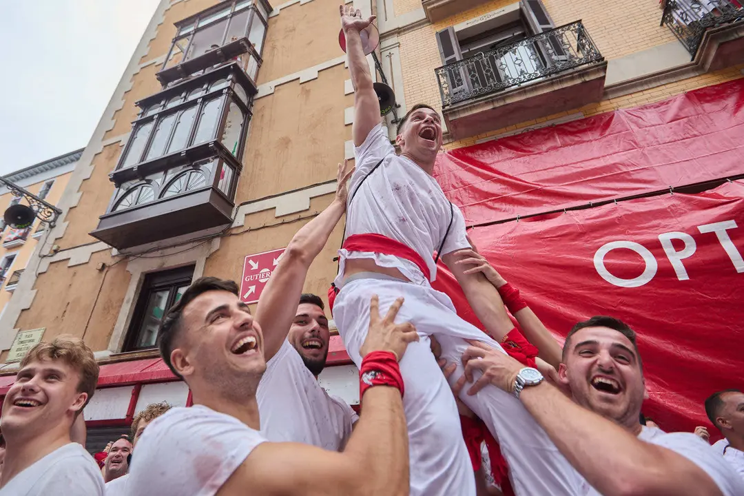 Miles de personas celebran el Chupinazo en la Plaza del Ayuntamiento de Pamplona, con el que se da inicio a las Fiestas de San Fermín 2025. IÑIGO ALZUGARAY