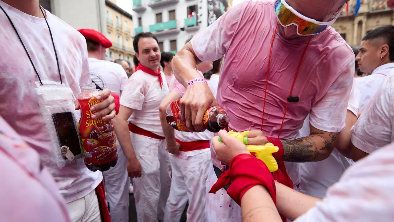 Miles de personas celebran el Chupinazo en la Plaza del Ayuntamiento de Pamplona, con el que se da inicio a las Fiestas de San Fermín 2025. IÑIGO ALZUGARAY