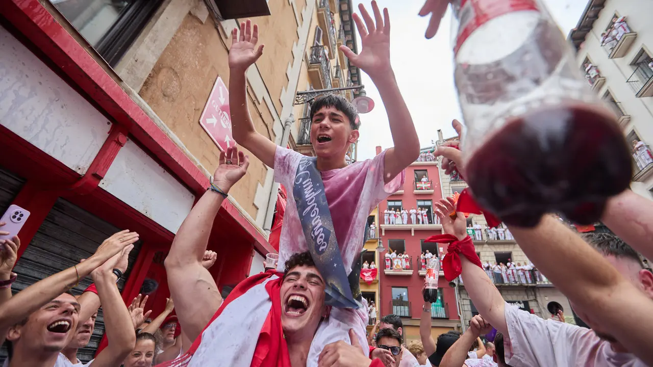 Miles de personas celebran el Chupinazo en la Plaza del Ayuntamiento de Pamplona, con el que se da inicio a las Fiestas de San Fermín 2025. IÑIGO ALZUGARAY