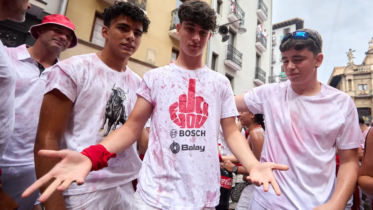 Miles de personas celebran el Chupinazo en la Plaza del Ayuntamiento de Pamplona, con el que se da inicio a las Fiestas de San Fermín 2025. IÑIGO ALZUGARAY