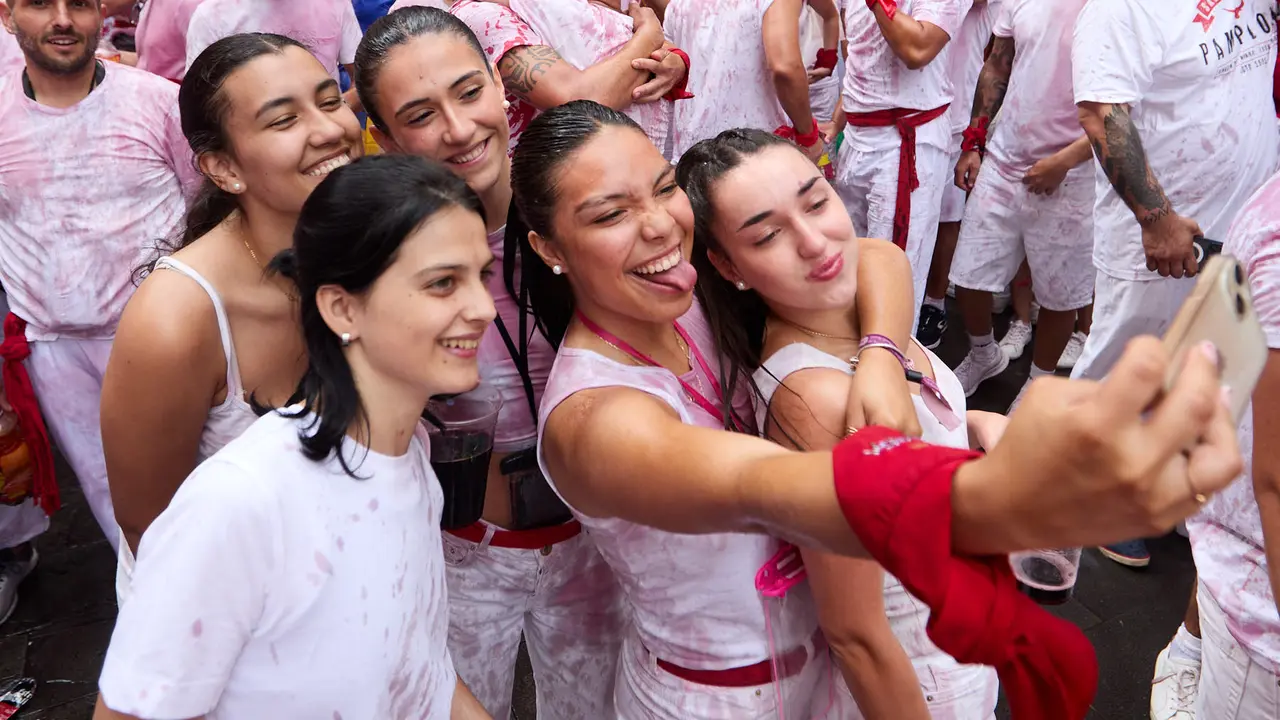 Miles de personas celebran el Chupinazo en la Plaza del Ayuntamiento de Pamplona, con el que se da inicio a las Fiestas de San Fermín 2025. IÑIGO ALZUGARAY