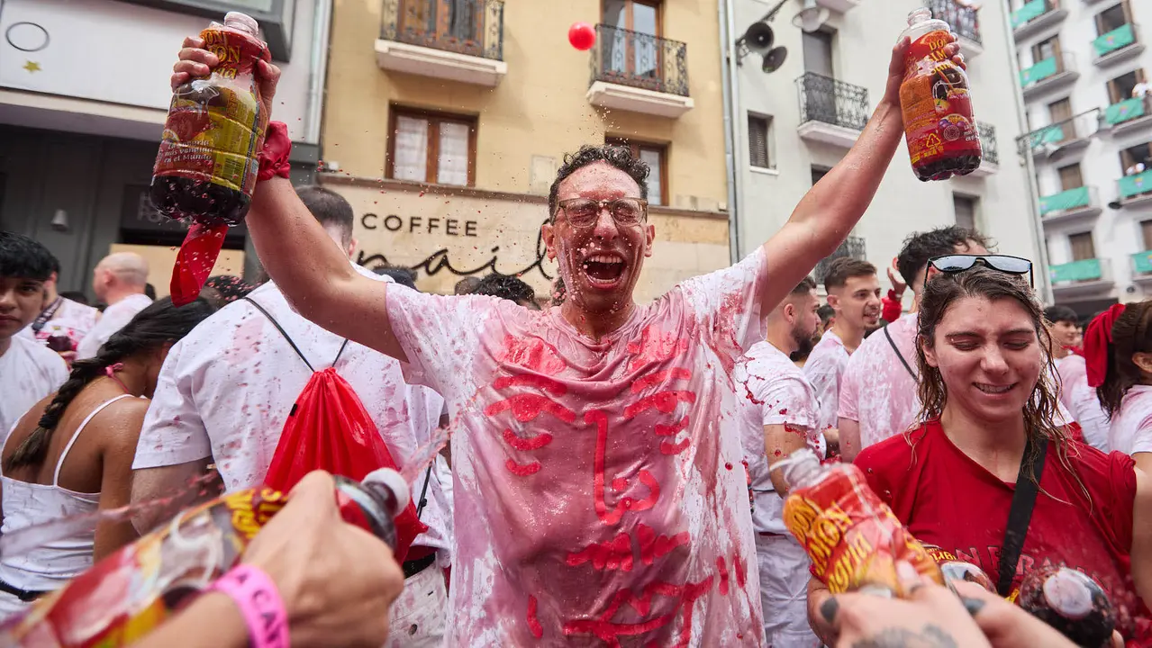 Miles de personas celebran el Chupinazo en la Plaza del Ayuntamiento de Pamplona, con el que se da inicio a las Fiestas de San Fermín 2025. IÑIGO ALZUGARAY