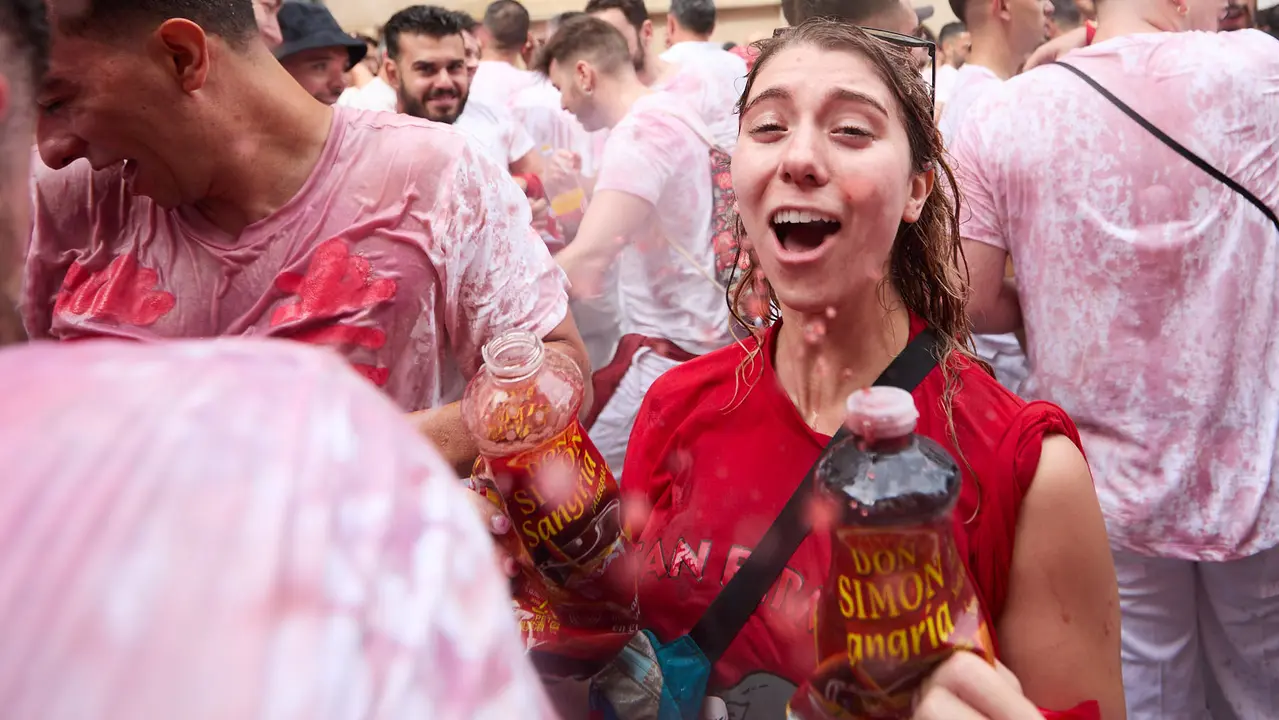 Miles de personas celebran el Chupinazo en la Plaza del Ayuntamiento de Pamplona, con el que se da inicio a las Fiestas de San Fermín 2025. IÑIGO ALZUGARAY