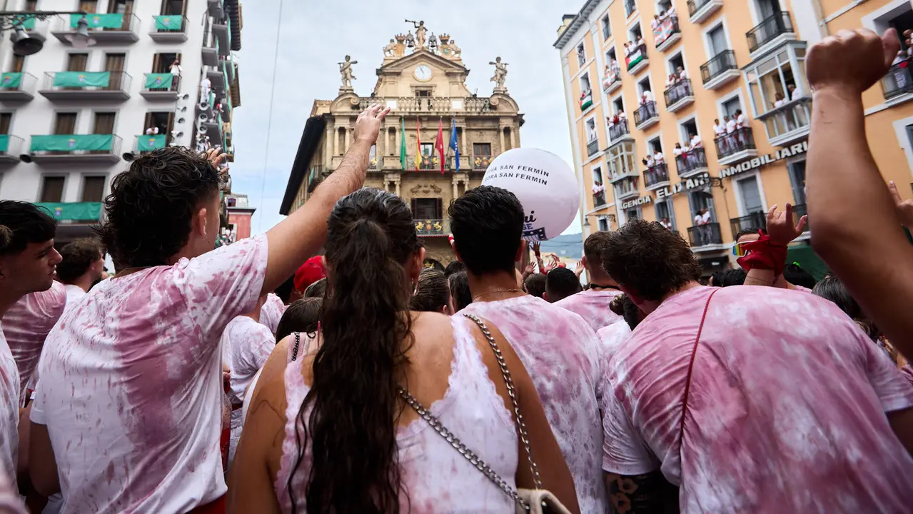 Miles de personas celebran el Chupinazo en la Plaza del Ayuntamiento de Pamplona, con el que se da inicio a las Fiestas de San Fermín 2025. IÑIGO ALZUGARAY