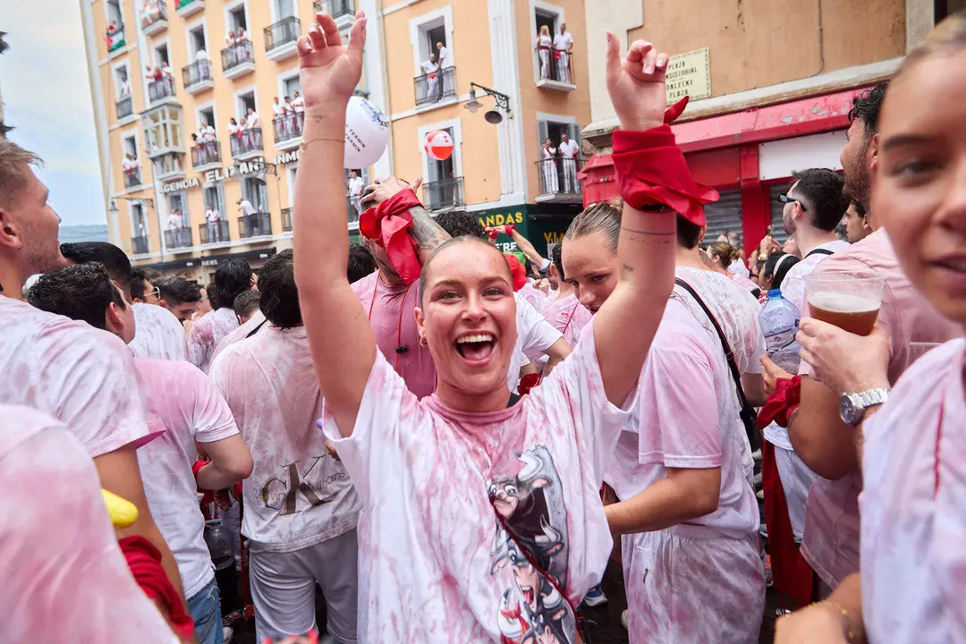 Miles de personas celebran el Chupinazo en la Plaza del Ayuntamiento de Pamplona, con el que se da inicio a las Fiestas de San Fermín 2025. IÑIGO ALZUGARAY