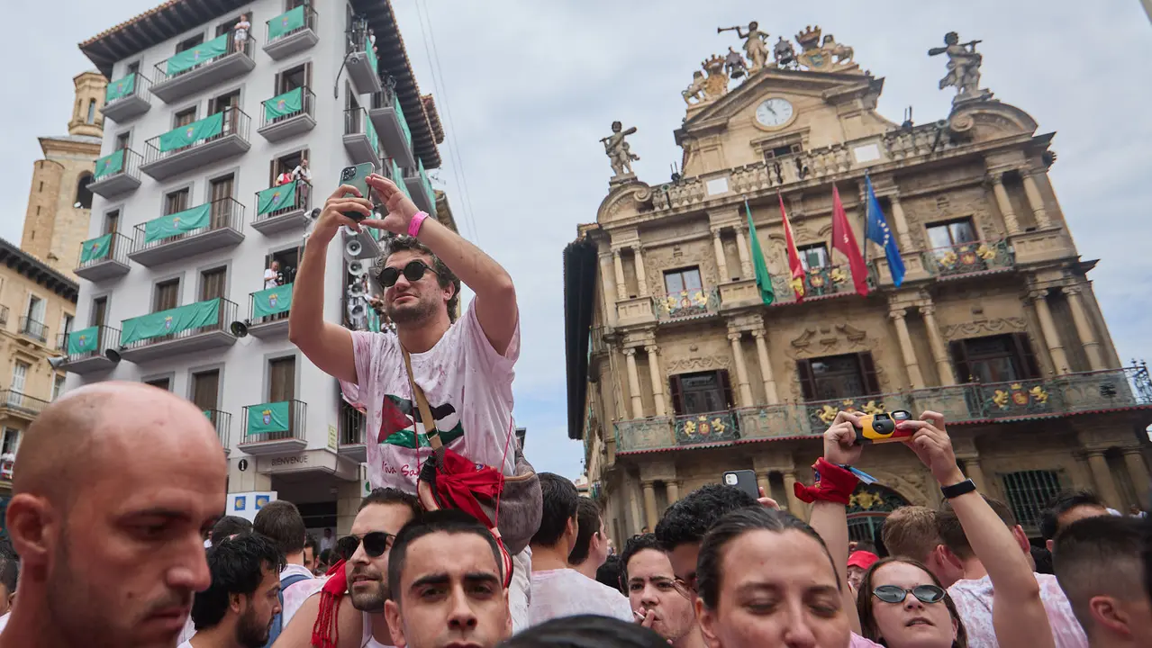Miles de personas celebran el Chupinazo en la Plaza del Ayuntamiento de Pamplona, con el que se da inicio a las Fiestas de San Fermín 2025. IÑIGO ALZUGARAY