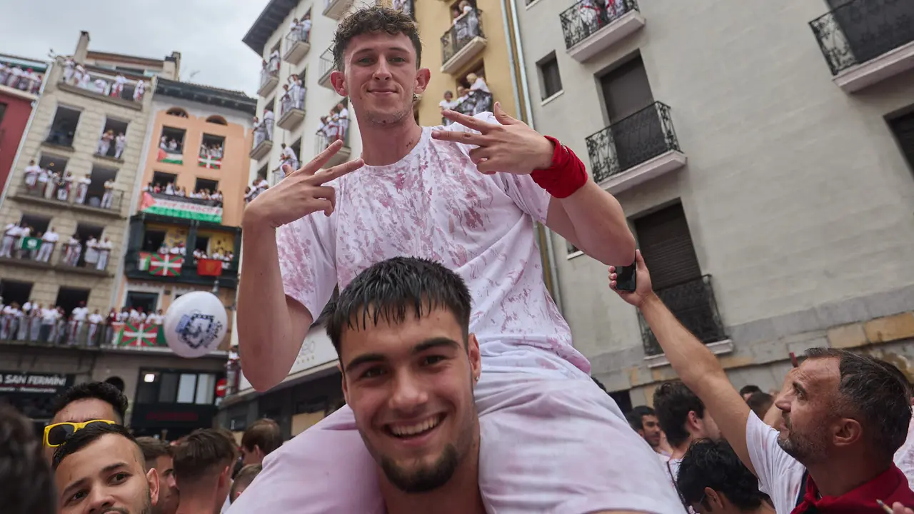 Miles de personas celebran el Chupinazo en la Plaza del Ayuntamiento de Pamplona, con el que se da inicio a las Fiestas de San Fermín 2025. IÑIGO ALZUGARAY
