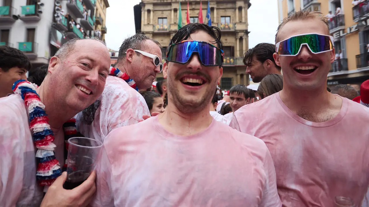 Miles de personas celebran el Chupinazo en la Plaza del Ayuntamiento de Pamplona, con el que se da inicio a las Fiestas de San Fermín 2025. IÑIGO ALZUGARAY