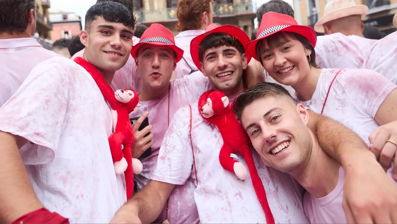 Miles de personas celebran el Chupinazo en la Plaza del Ayuntamiento de Pamplona, con el que se da inicio a las Fiestas de San Fermín 2025. IÑIGO ALZUGARAY