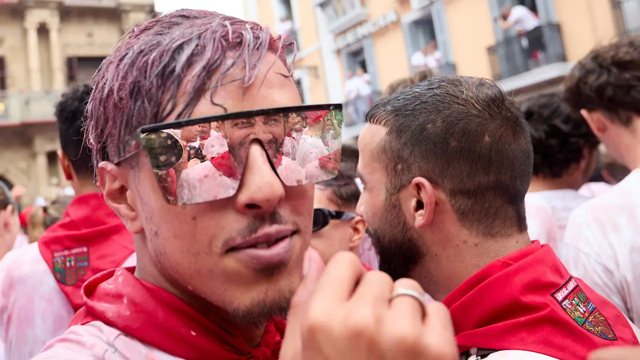 Miles de personas celebran el Chupinazo en la Plaza del Ayuntamiento de Pamplona, con el que se da inicio a las Fiestas de San Fermín 2025. IÑIGO ALZUGARAY