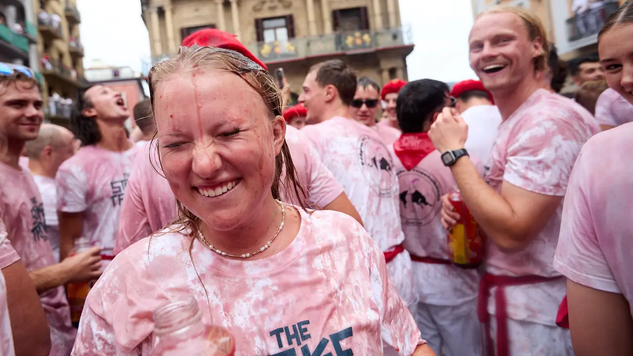 Miles de personas celebran el Chupinazo en la Plaza del Ayuntamiento de Pamplona, con el que se da inicio a las Fiestas de San Fermín 2025. IÑIGO ALZUGARAY