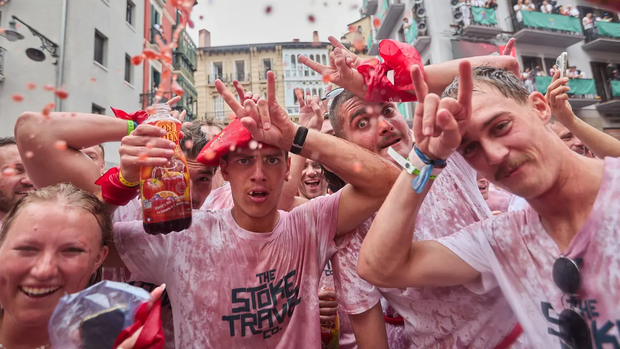 Miles de personas celebran el Chupinazo en la Plaza del Ayuntamiento de Pamplona, con el que se da inicio a las Fiestas de San Fermín 2025. IÑIGO ALZUGARAY