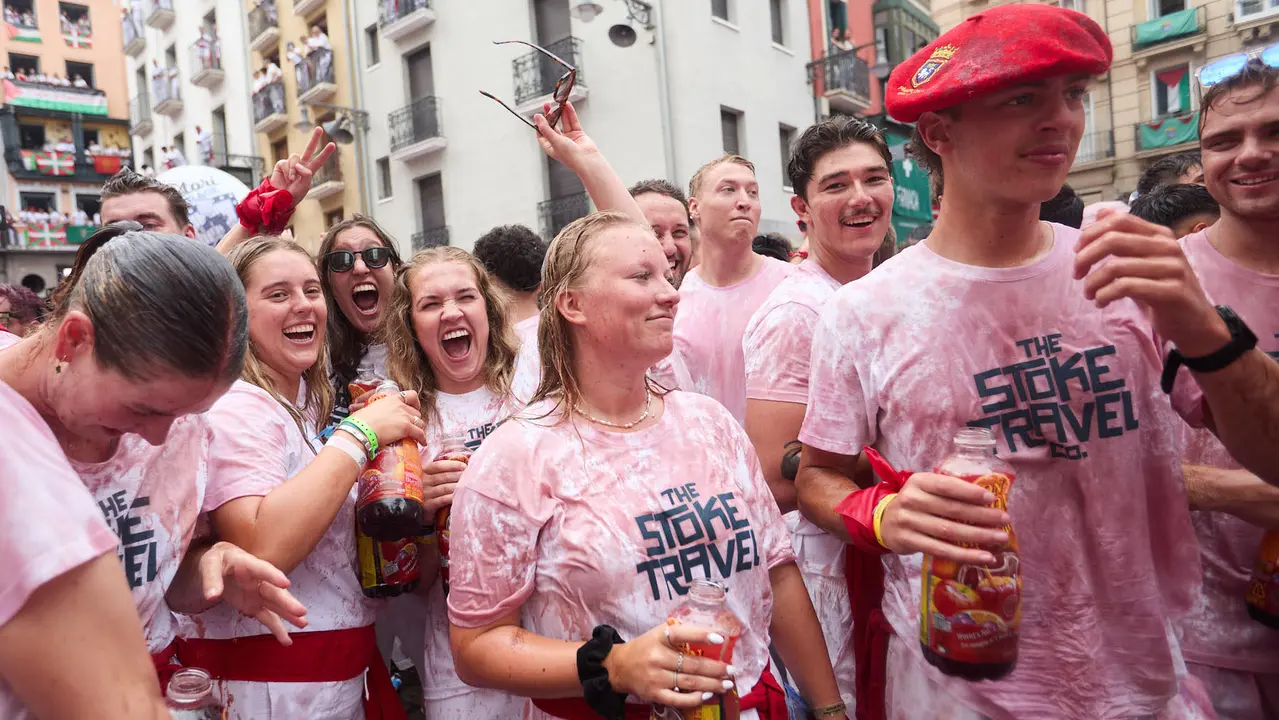 Miles de personas celebran el Chupinazo en la Plaza del Ayuntamiento de Pamplona, con el que se da inicio a las Fiestas de San Fermín 2025. IÑIGO ALZUGARAY