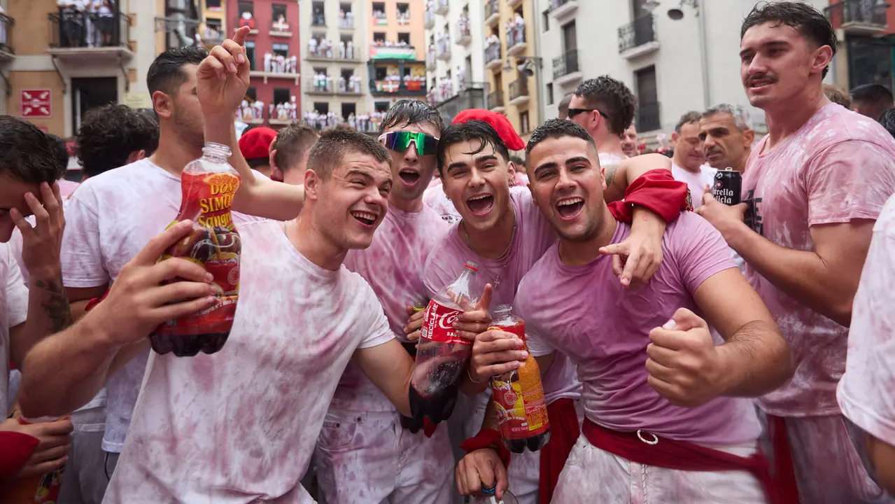 Miles de personas celebran el Chupinazo en la Plaza del Ayuntamiento de Pamplona, con el que se da inicio a las Fiestas de San Fermín 2025. IÑIGO ALZUGARAY