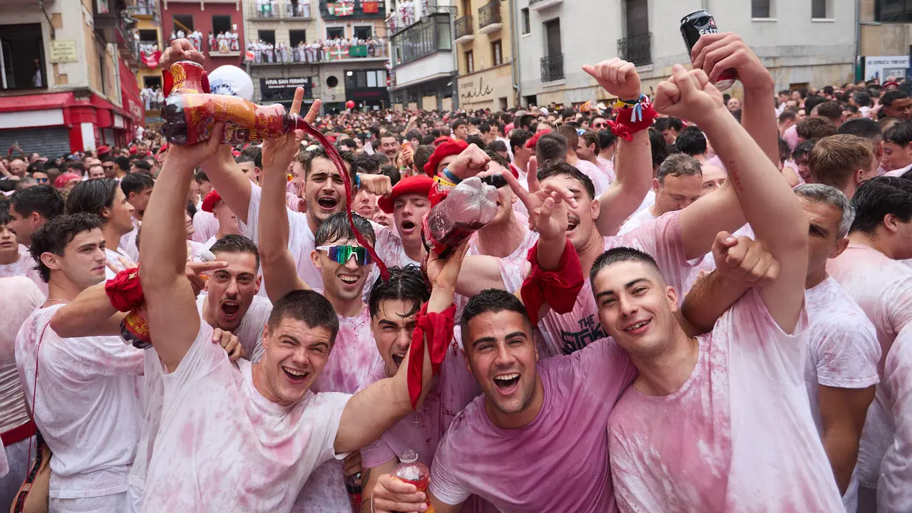 Miles de personas celebran el Chupinazo en la Plaza del Ayuntamiento de Pamplona, con el que se da inicio a las Fiestas de San Fermín 2025. IÑIGO ALZUGARAY