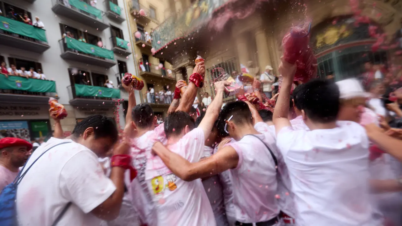 Miles de personas celebran el Chupinazo en la Plaza del Ayuntamiento de Pamplona, con el que se da inicio a las Fiestas de San Fermín 2025. IÑIGO ALZUGARAY
