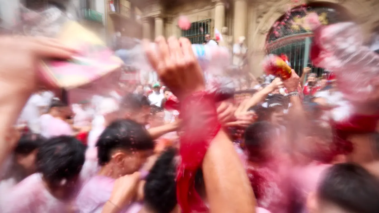 Miles de personas celebran el Chupinazo en la Plaza del Ayuntamiento de Pamplona, con el que se da inicio a las Fiestas de San Fermín 2025. IÑIGO ALZUGARAY