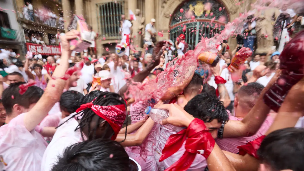 Miles de personas celebran el Chupinazo en la Plaza del Ayuntamiento de Pamplona, con el que se da inicio a las Fiestas de San Fermín 2025. IÑIGO ALZUGARAY