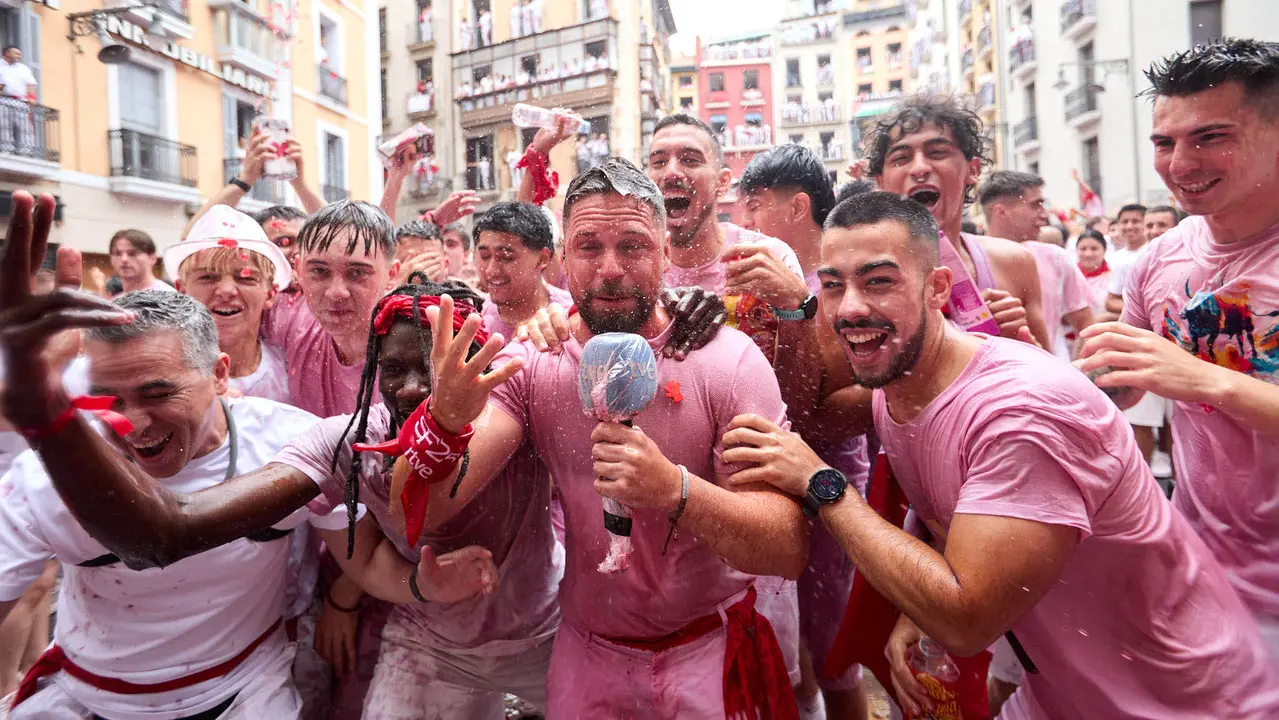 Miles de personas celebran el Chupinazo en la Plaza del Ayuntamiento de Pamplona, con el que se da inicio a las Fiestas de San Fermín 2025. IÑIGO ALZUGARAY