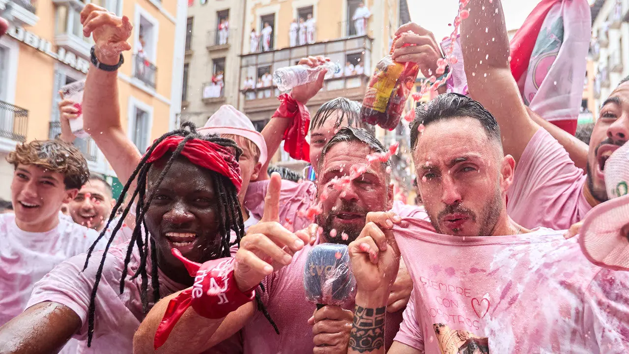 Miles de personas celebran el Chupinazo en la Plaza del Ayuntamiento de Pamplona, con el que se da inicio a las Fiestas de San Fermín 2025. IÑIGO ALZUGARAY