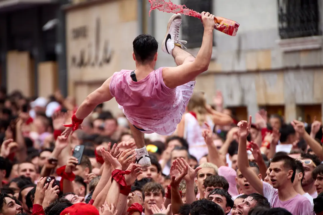 Miles de personas celebran el Chupinazo en la Plaza del Ayuntamiento de Pamplona, con el que se da inicio a las Fiestas de San Fermín 2025. IÑIGO ALZUGARAY