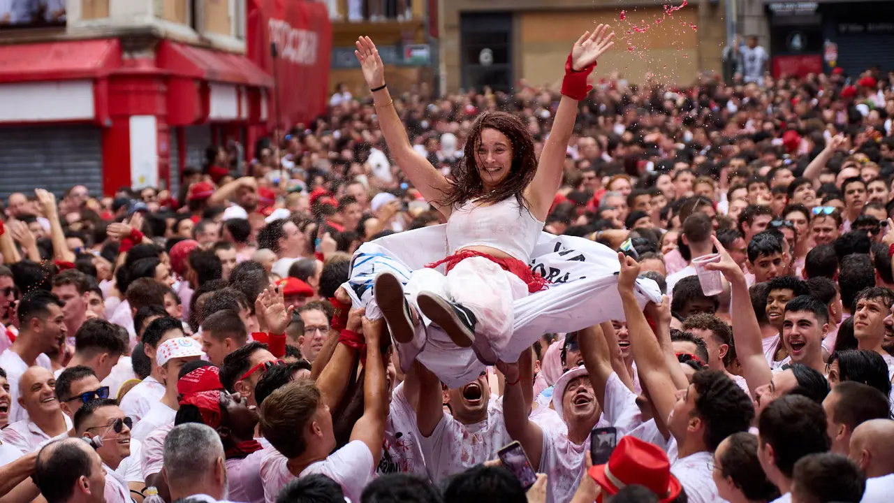 Miles de personas celebran el Chupinazo en la Plaza del Ayuntamiento de Pamplona, con el que se da inicio a las Fiestas de San Fermín 2025. IÑIGO ALZUGARAY