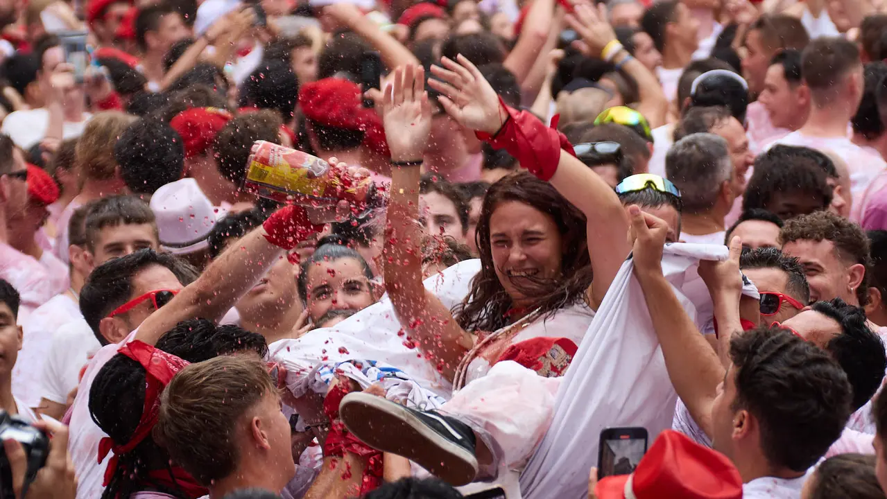 Miles de personas celebran el Chupinazo en la Plaza del Ayuntamiento de Pamplona, con el que se da inicio a las Fiestas de San Fermín 2025. IÑIGO ALZUGARAY