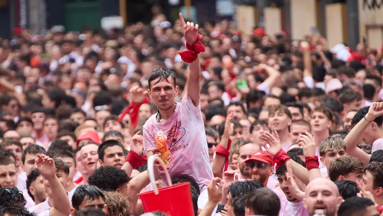 Miles de personas celebran el Chupinazo en la Plaza del Ayuntamiento de Pamplona, con el que se da inicio a las Fiestas de San Fermín 2025. IÑIGO ALZUGARAY
