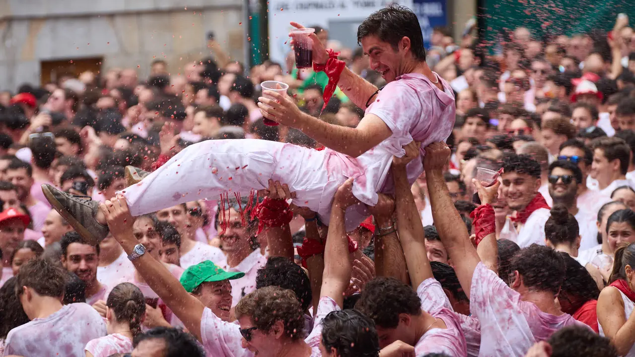 Miles de personas celebran el Chupinazo en la Plaza del Ayuntamiento de Pamplona, con el que se da inicio a las Fiestas de San Fermín 2025. IÑIGO ALZUGARAY