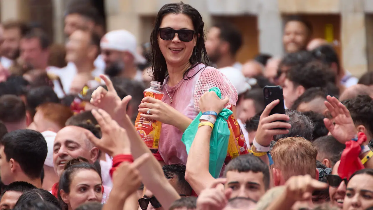Miles de personas celebran el Chupinazo en la Plaza del Ayuntamiento de Pamplona, con el que se da inicio a las Fiestas de San Fermín 2025. IÑIGO ALZUGARAY